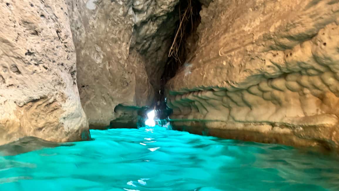 Immagine nº 10 di Da Mascate: tour di un'intera giornata di Wadi Shab e Bimmah Sinkhole attività a Regione al-Sharqiyya, caricata dal fornitore