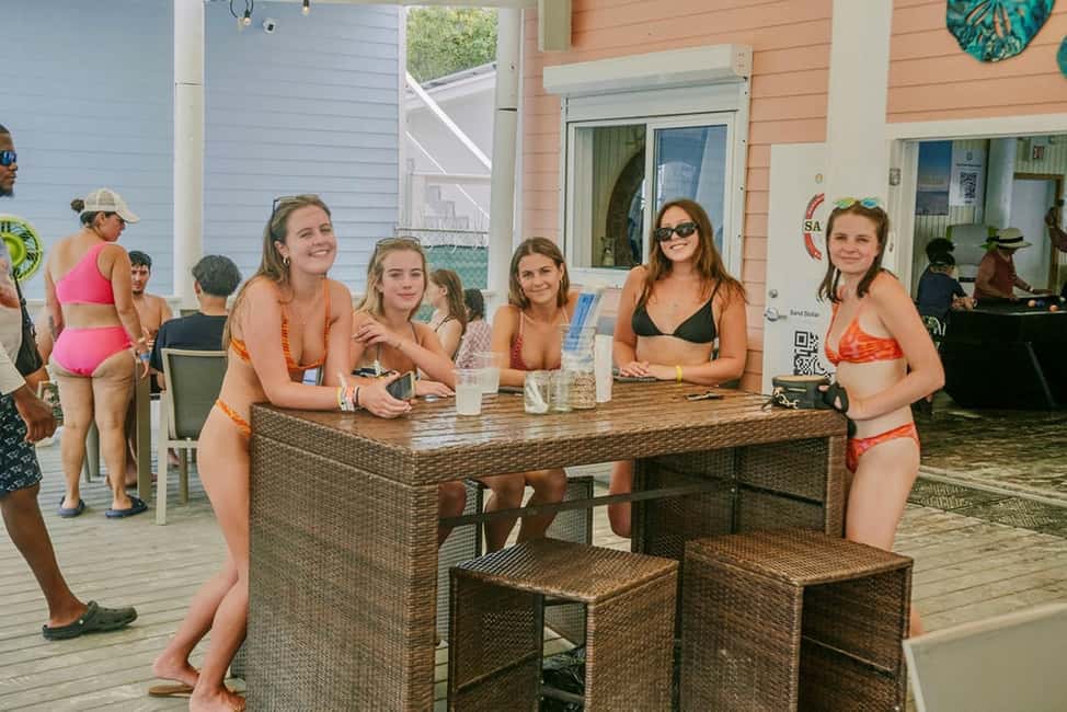 Image N°8 de Nassau : Excursion en groupe d'une journée à Rose Island (cochons nageurs et plage) activité à New Providence, publiée par le prestataire