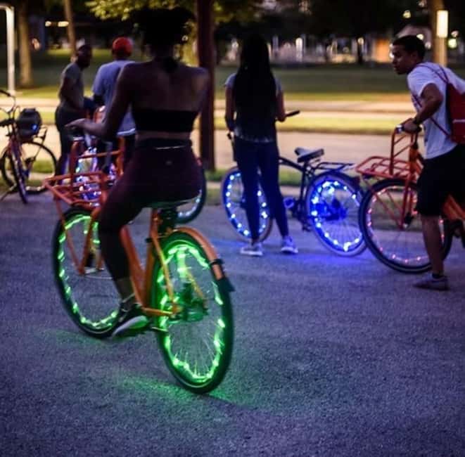 imagen n.º 1 de Houston: Paseo nocturno en bicicleta con luces LED y música actividad en Houston, subida por el proveedor