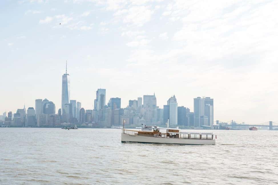 image n.5 of Manhattan: Statue and Skyline Cruise Aboard a Luxury Yacht activity in New York City, uploaded by supplier