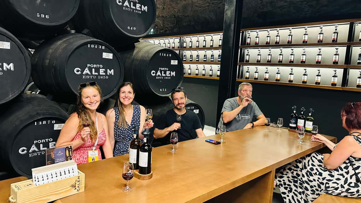 imagem n.1 de Experiência do Porto a Gaia: Passeio pela Cidade e Caves de Vinho atividade em Porto, Portugal, carregada pelo fornecedor