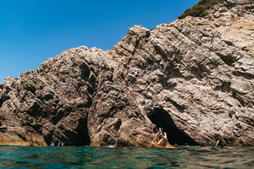 Immagine nº 15 di Dubrovnik: esplorazione in barca per piccoli gruppi della Grotta Azzurra e di Elafit attività a Dalmazia, caricata dal fornitore