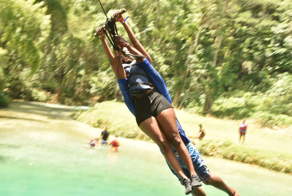 imagem n.20 de Ocho Rios: Blue Hole, White River Tubing e passeio a cavalo atividade em Jamaica, carregada pelo fornecedor