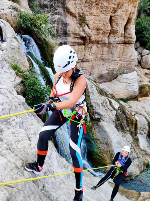 Immagine nº 2 di Muscat: avventura di canyoning nel Wadi Mibam con discesa in corda doppia attività a Regione al-Sharqiyya, caricata dal fornitore