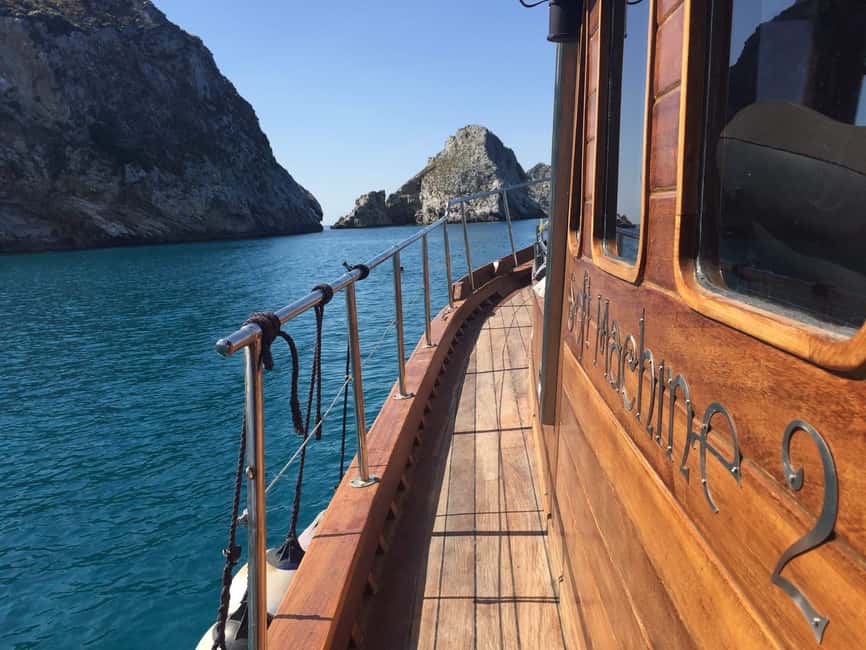 imagen n.º 4 de Skiathos: Crucero tradicional en barco con paradas para nadar y almuerzo actividad en Ciudad de Skiathos, subida por el proveedor