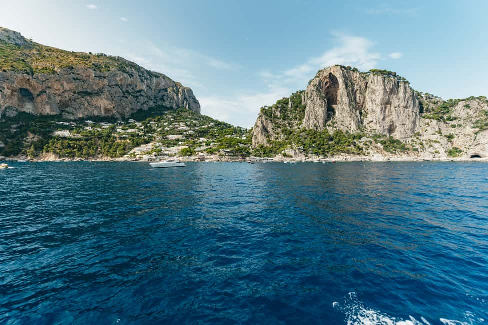 Immagine nº 28 di Sorrento: Gita in barca in Costiera e a Capri con degustazione di limoncello attività a Matermania, caricata dal fornitore