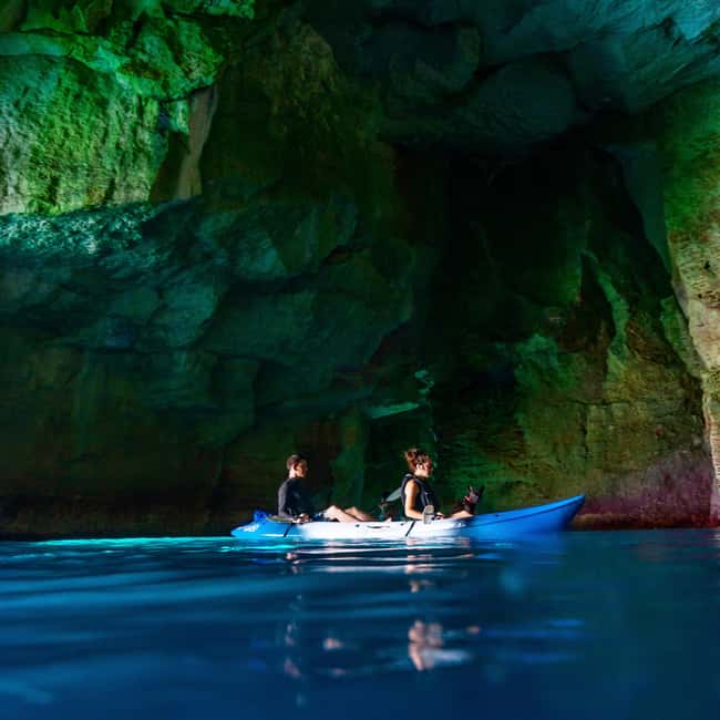 bild nr.2 av MENORCA: Grottväg med kajak + fotosession. aktivitet i Balearerna, uppladdad av arrangören