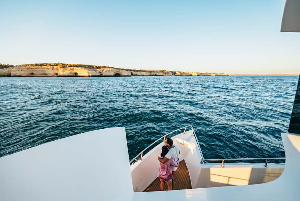 afbeelding n.1 van Vanuit Albufeira: Sunset Cruise en Strand BBQ met Open Bar activiteit in Olhos de Água, geüpload door aanbieder