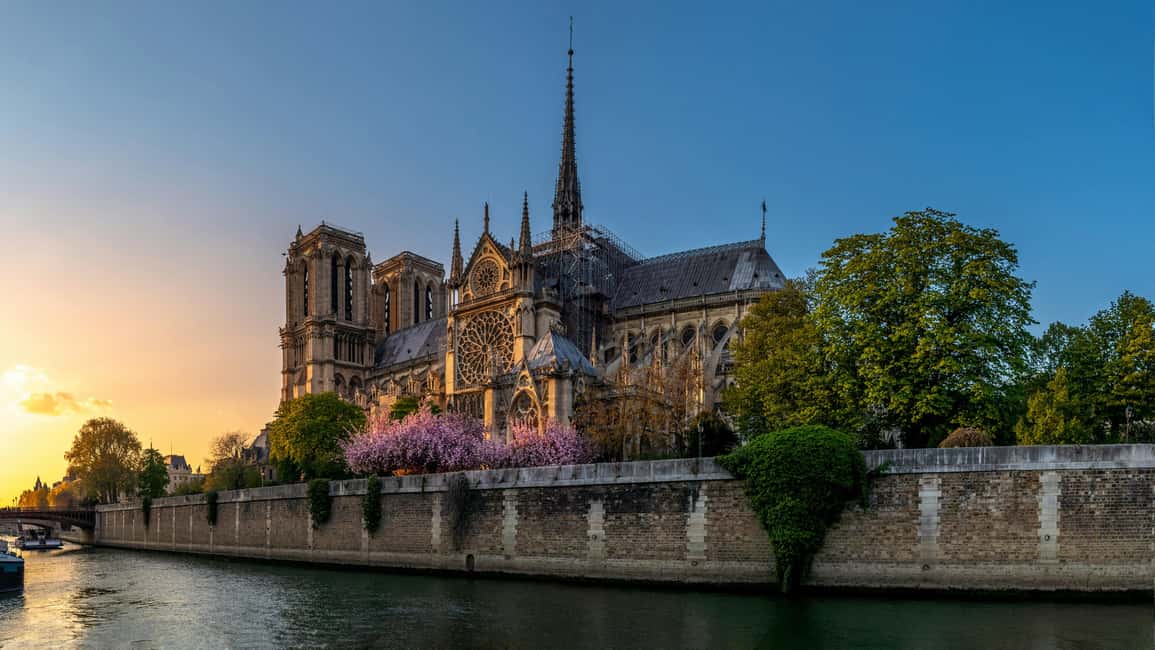 image n.5 of Notre-Dame Tour with Host or AudioGuide + Optional Cruise activity in Paris, uploaded by supplier