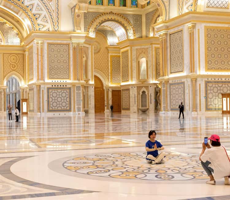 imagem n.5 de Excursão guiada de meio dia a Abu Dhabi com serviço de busca no aeroporto e no porto atividade em Abu Dhabi, carregada pelo fornecedor