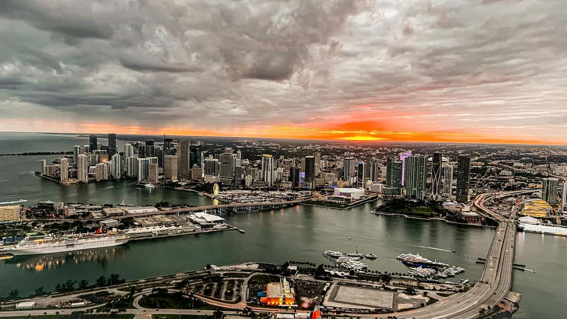 imagen n.º 41 de Miami Beach: Vuelo romántico privado al atardecer con champán actividad en Miami, subida por el proveedor