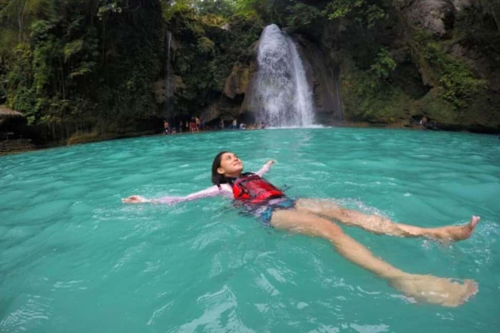 imagem n.2 de Cebu: tubarões-baleia, cataratas de Kawasan e mergulho com snorkel em Sardines Run atividade em Badian, carregada pelo fornecedor