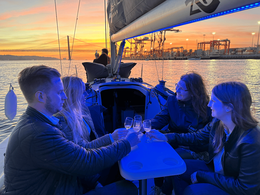 imagem n.16 de Lisboa: Passeio de Veleiro com Guia Local e Open Bar de Vinho Verde atividade em Lisboa, carregada pelo fornecedor