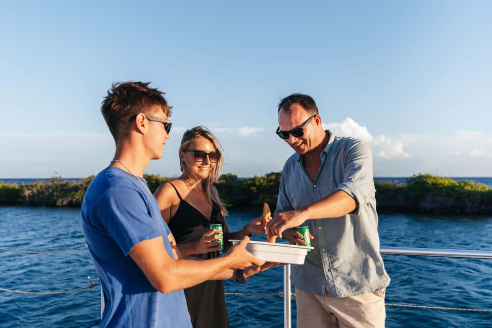 afbeelding n.5 van Curaçao: Catamarancruise bij zonsondergang met open bar activiteit in Curaçao, geüpload door aanbieder