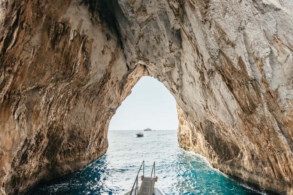 Immagine nº 4 di Sorrento: Gita in barca in Costiera e a Capri con degustazione di limoncello attività a Matermania, caricata dal fornitore