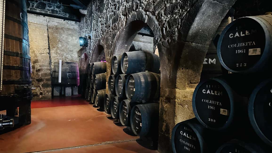 imagem n.3 de Experiência do Porto a Gaia: Passeio pela Cidade e Caves de Vinho atividade em Porto, Portugal, carregada pelo fornecedor