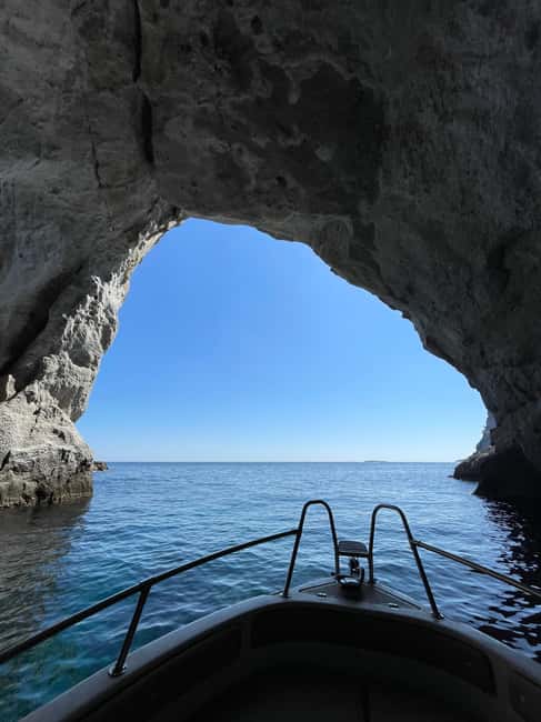imagem n.8 de Milos: Passeio de barco sem condutor até Kleftiko atividade em Tessália, carregada pelo fornecedor