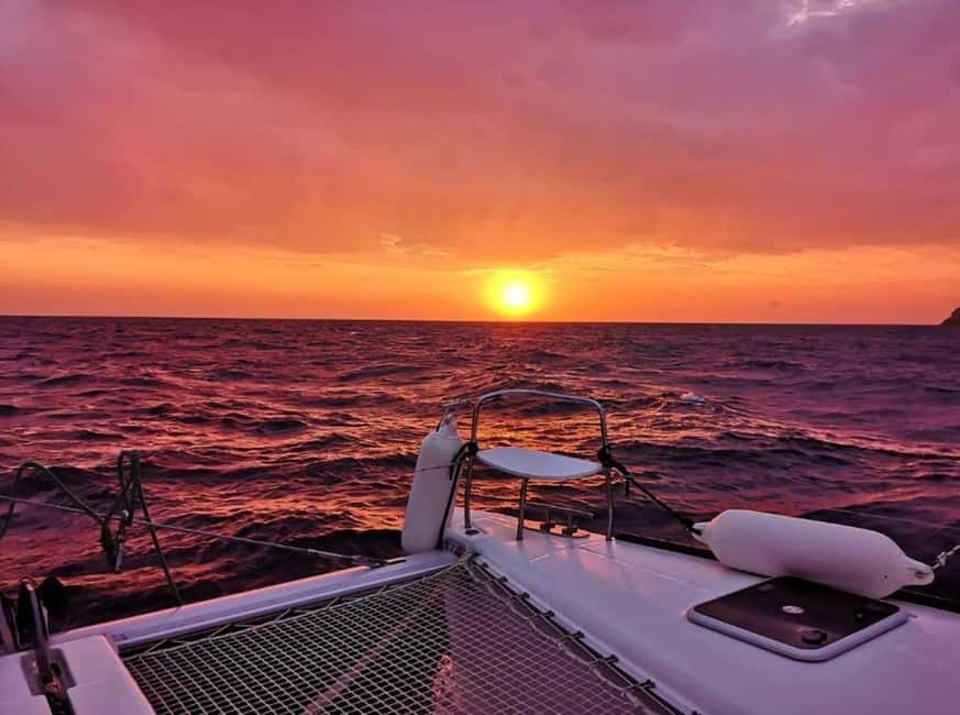 imagem n.13 de Santorini: Cruzeiro ao pôr do sol com jantar grego e transfer atividade em Cíclades, carregada pelo fornecedor