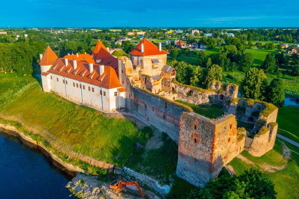 imagem n.13 de Riga: Passeio pela Colina das Cruzes, Palácio de Rundāle e Castelo de Bauska atividade em Distrito de Rundale, carregada pelo fornecedor