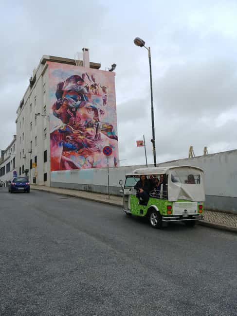 Image N°1 de Tuk Tuk Lisbonne : Street Art 2 heures activité à Lisbonne, publiée par le prestataire