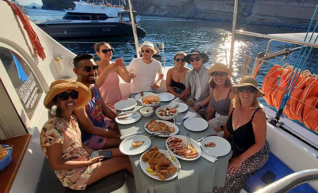 imagem n.5 de Santorini: Cruzeiro ao pôr do sol com jantar grego e transfer atividade em Cíclades, carregada pelo fornecedor
