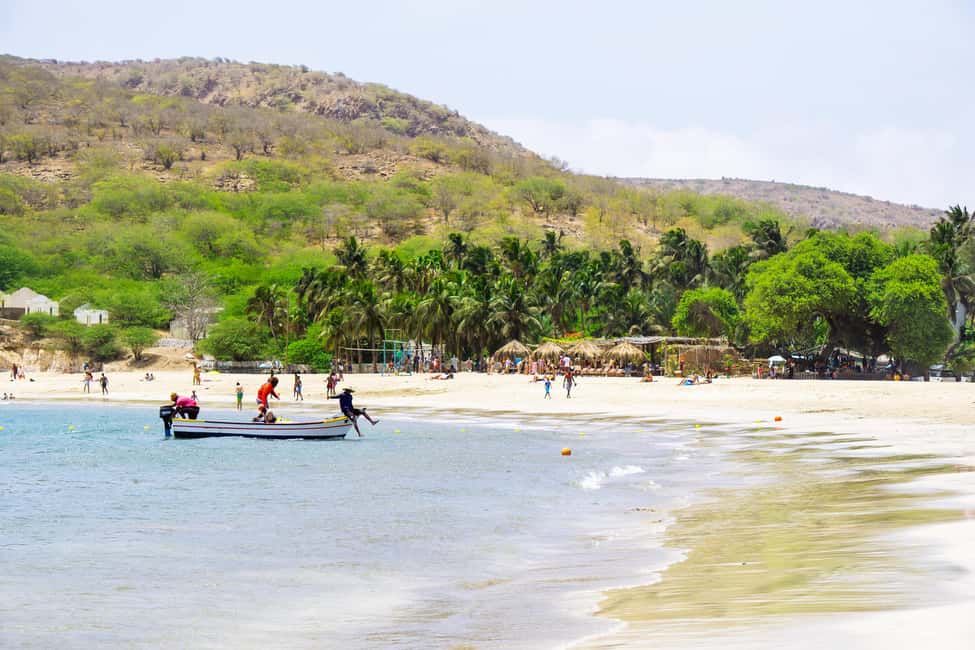 imagem n.7 de Passeio de Barco pela Baía do Tarrafal e Dia de Praia atividade em Tarrafal, carregada pelo fornecedor