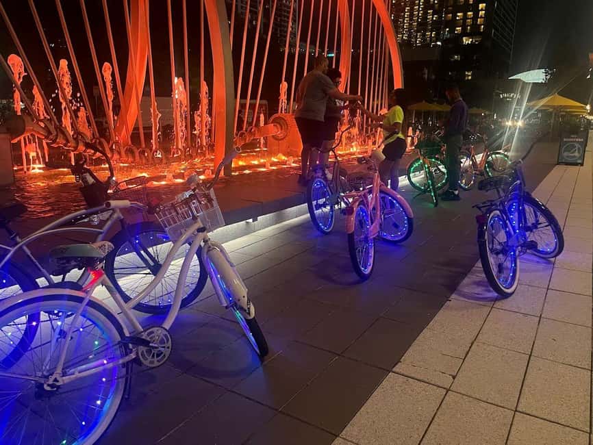 imagen n.º 11 de Houston: Paseo nocturno en bicicleta con luces LED y música actividad en Houston, subida por el proveedor