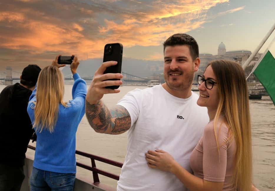 imagem n.3 de Budapeste: Cruzeiro turístico noturno ou diurno atividade em Budapeste, carregada pelo fornecedor