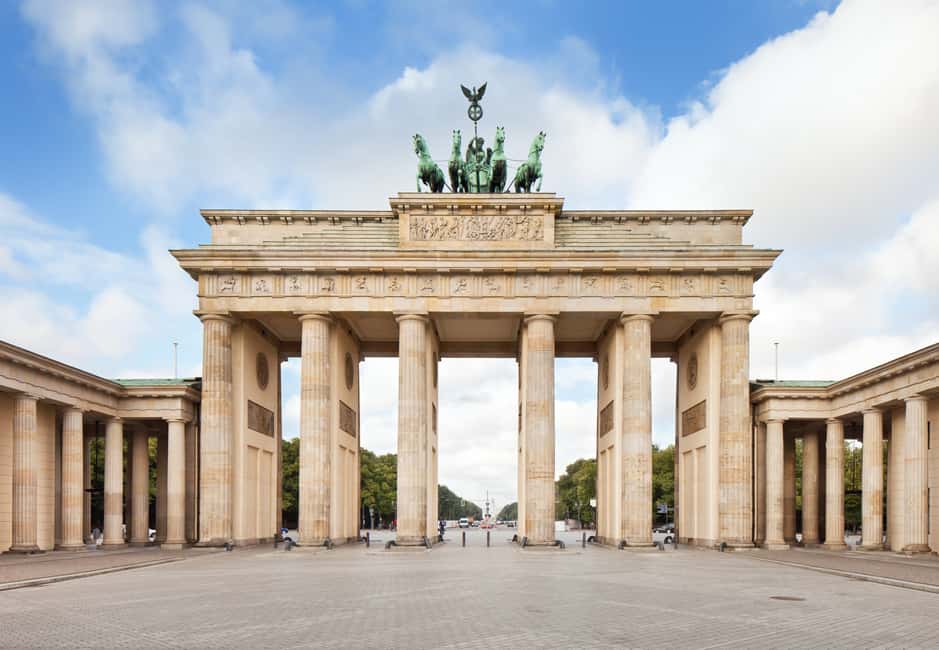 Immagine nº 9 di Berlino: Tour panoramico privato di 2 ore in un classico furgone della DDR attività a Berlino, caricata dal fornitore