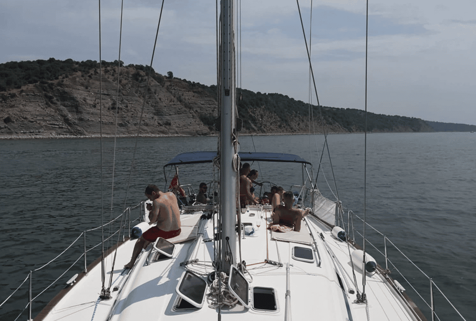 imagen n.º 5 de Desde Obzor: Crucero en yate al atardecer con vino y aperitivos, Nessebar actividad en Obzor, subida por el proveedor