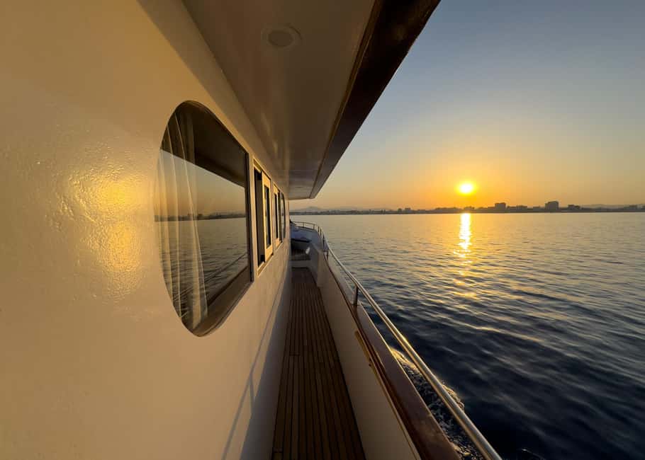 Image N°10 de Larnaca : Croisière au coucher du soleil avec un verre de vin activité à Larnaca, publiée par le prestataire