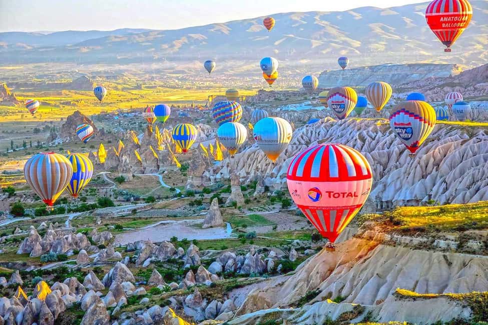 imagem n.2 de Antalya: Visita guiada de 2 dias à Capadócia com opção de hotel numa gruta atividade em Kaymakli, carregada pelo fornecedor