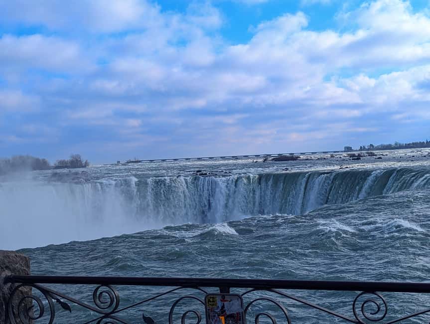imagen n.º 7 de De Toronto a las cataratas del Niágara: Excursión nocturna con crucero y luces actividad en Niagara Falls, Nueva York, subida por el proveedor