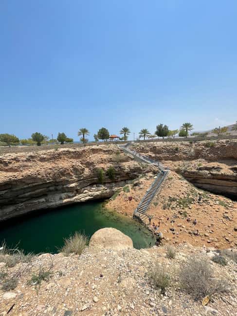Immagine nº 5 di Muscat: tour privato di un giorno intero di Wadi Shab e Bimmah Sinkhole attività a Governatorato di Ash Sharqiyah Sud, caricata dal fornitore