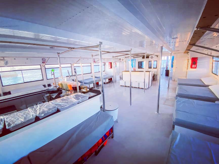 Image N°65 de Ibiza : croisière premium d'une journée à Formentera en catamaran activité à Sant Josep de sa Talaia, publiée par le prestataire