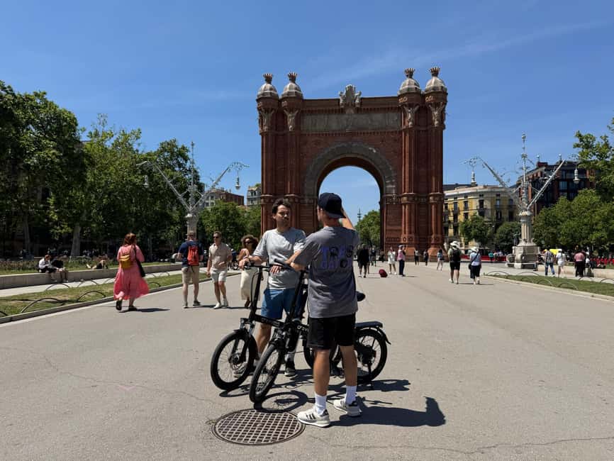 サプライヤーによってアップロードされた、バルセロナのバルセロナ：自転車またはeバイクツアー、主要観光スポットと現地の洞察の画像#3