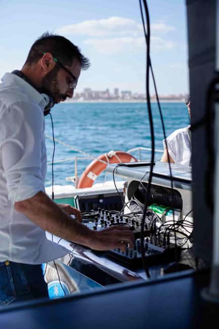 imagen n.º 7 de Málaga: Crucero en Catamarán a Vela con Baño y DJ Opcional actividad en Málaga, subida por el proveedor