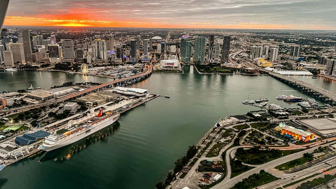 imagen n.º 42 de Miami Beach: Vuelo romántico privado al atardecer con champán actividad en Miami, subida por el proveedor