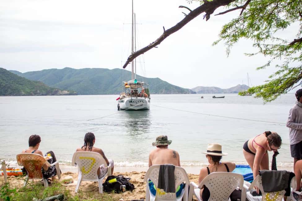 imagem n.1 de Santa Marta: Passeio de um dia em um veleiro ao Parque Tayrona atividade em Magdalena, carregada pelo fornecedor