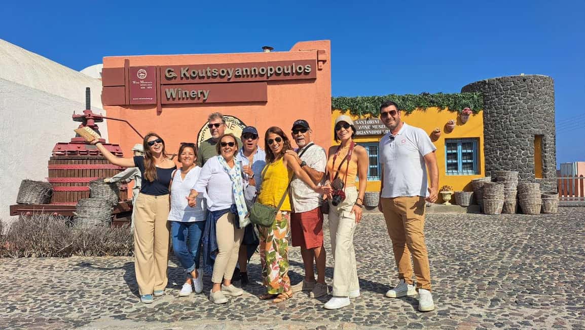 imagem n.16 de Santorini: Visita de degustação de vinhos e observação do pôr do sol atividade em Fira, Santorini, carregada pelo fornecedor