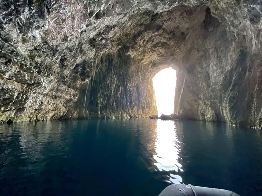 Bild Nr. 13 von Vlorë: Sazan Insel, Haxhi Ali Höhle und Karaburun Bootstour Aktivität in Kreis Vlora, hochgeladen vom Anbieter