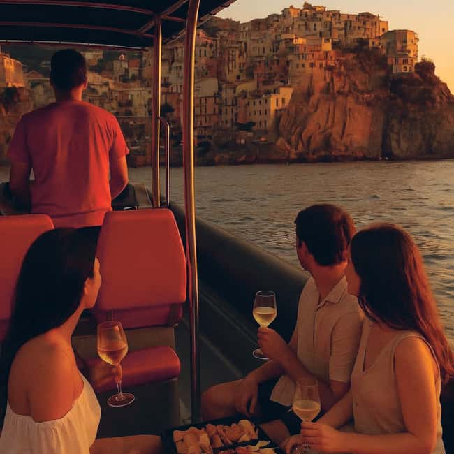 Immagine nº 1 di La Spezia: tour in barca al tramonto sulle Cinque Terre con aperitivo attività a La Spezia, caricata dal fornitore