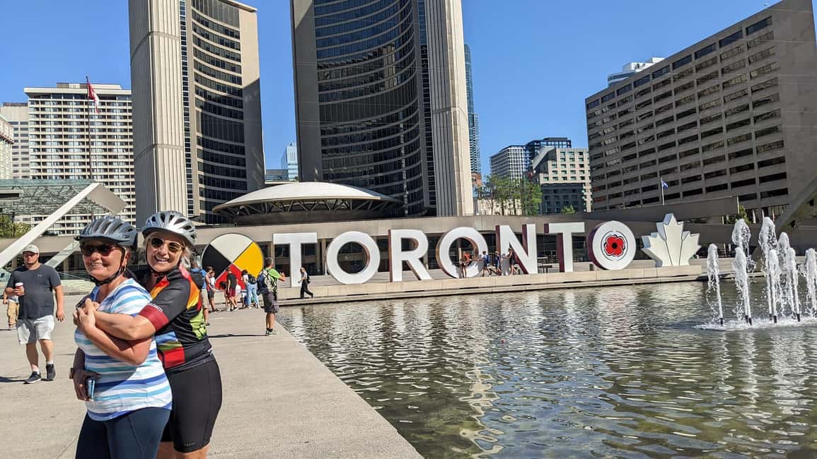 imagen n.º 3 de Toronto: Recorrido en bici de 3,5 horas por el corazón del centro de la ciudad actividad en Toronto, subida por el proveedor