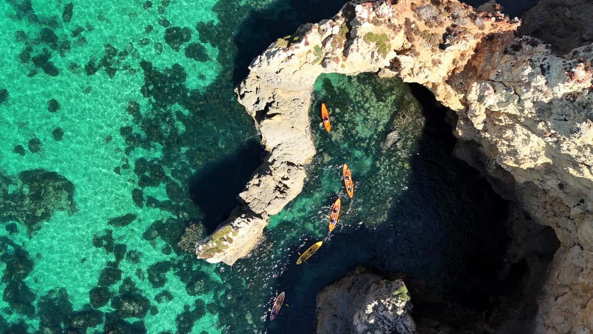 imagen n.º 8 de Desde Lagos: Excursión en kayak desde catamarán por las cuevas de Ponta da Piedade actividad en Lagos, Portugal, subida por el proveedor