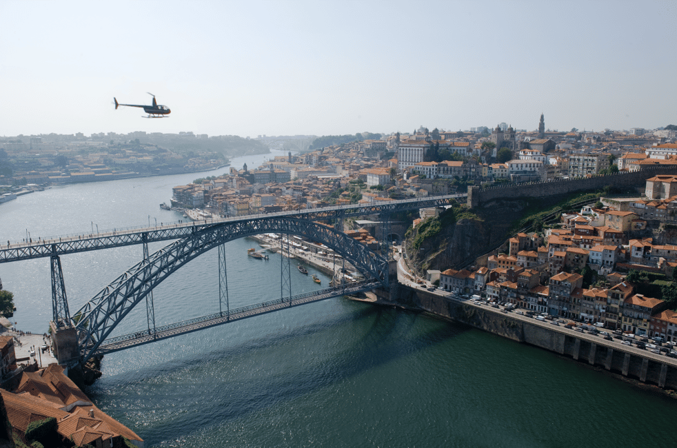 imagem n.2 de Porto: Passeio de helicóptero, excursão a pé guiada e cruzeiro pelo rio atividade em Porto, Portugal, carregada pelo fornecedor
