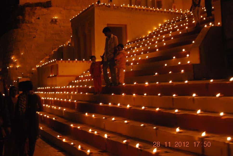 imagem n.26 de Passeio de um dia em Varanasi - Passeio de barco, caminhada, templo de ioga, luta livre atividade em Varanasi, carregada pelo fornecedor