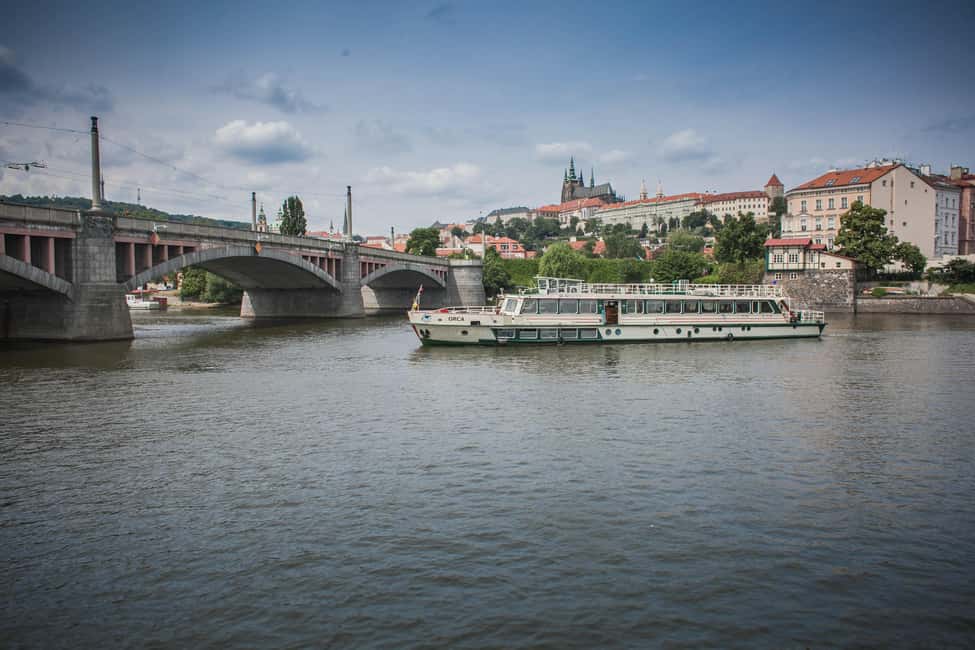 Prag içindeki Prag: Vltava Nehri üzerinde 2 saatlik unutulmaz bir yolculuk. etkinliğinin tedarikçi tarafından yüklenen 2 no'lu görseli