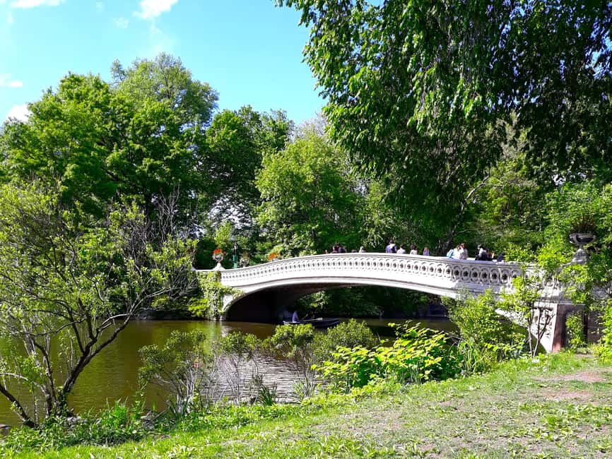 Jeune Famille Pour Une Promenade En Parc D'automne Avec Image Stock