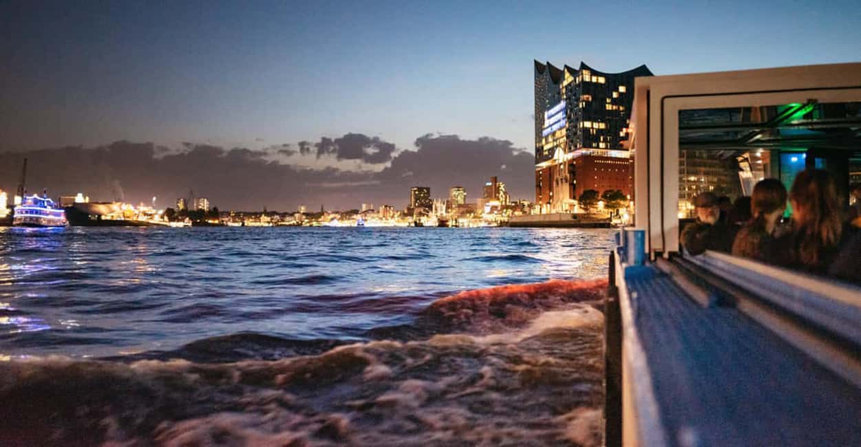 Bild Nr. 1 von Hamburg: 1-stündige Abendfahrt durch den Hafen bei Nacht Aktivität in Hamburg, hochgeladen vom Anbieter