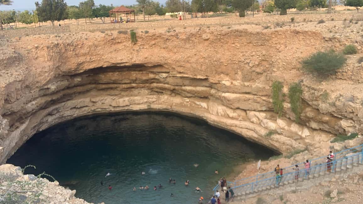 Immagine nº 16 di Muscat: Tour privato di Wadi Shab e Bimmah Sinkhole con pranzo attività a Regione al-Sharqiyya, caricata dal fornitore